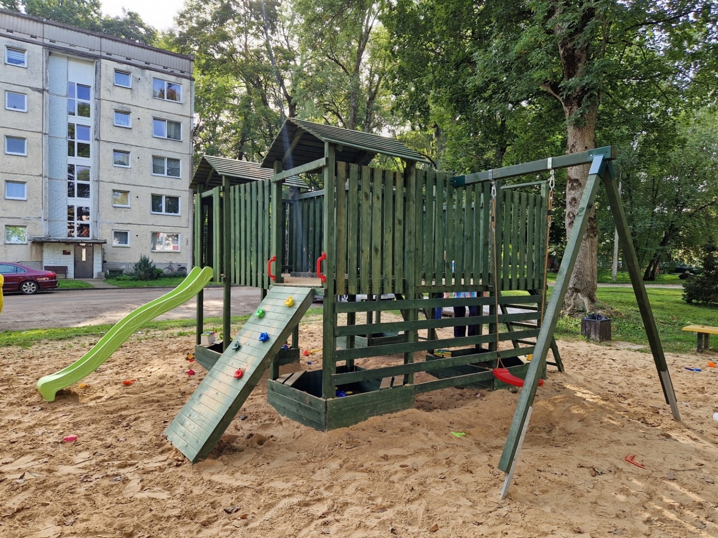 Bērnu rotaļu laukuma konstrukcija daudzdzīvokļu māju pagalmā