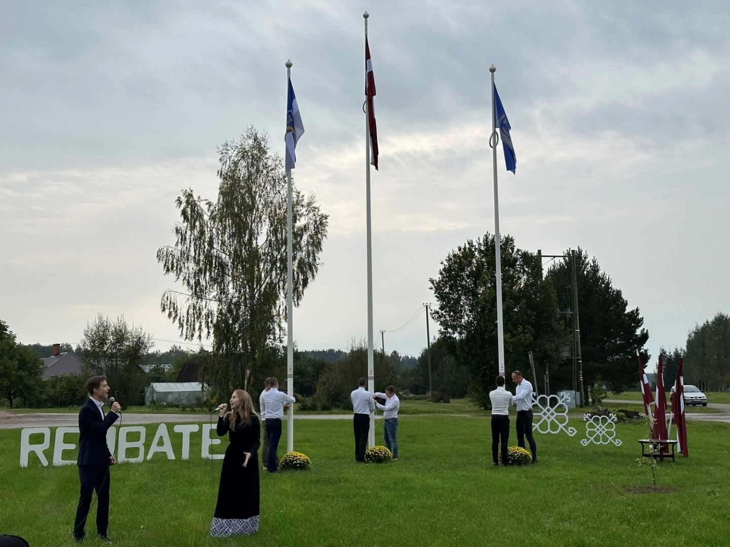 Puisim un meitenei dziedot, karogos tiek svinīgi pacelti Latvijas, Ogres novada un Rembates pagasta karogi