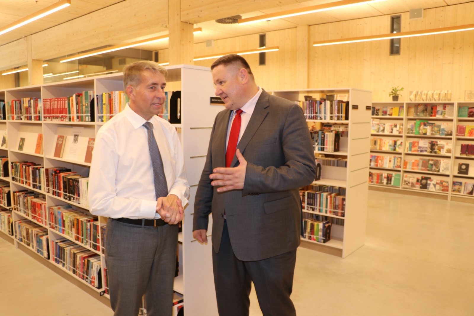 Uldis Augulis un Egils Helmanis Ogres Centrālajā bibliotēkā 31.05.2024.