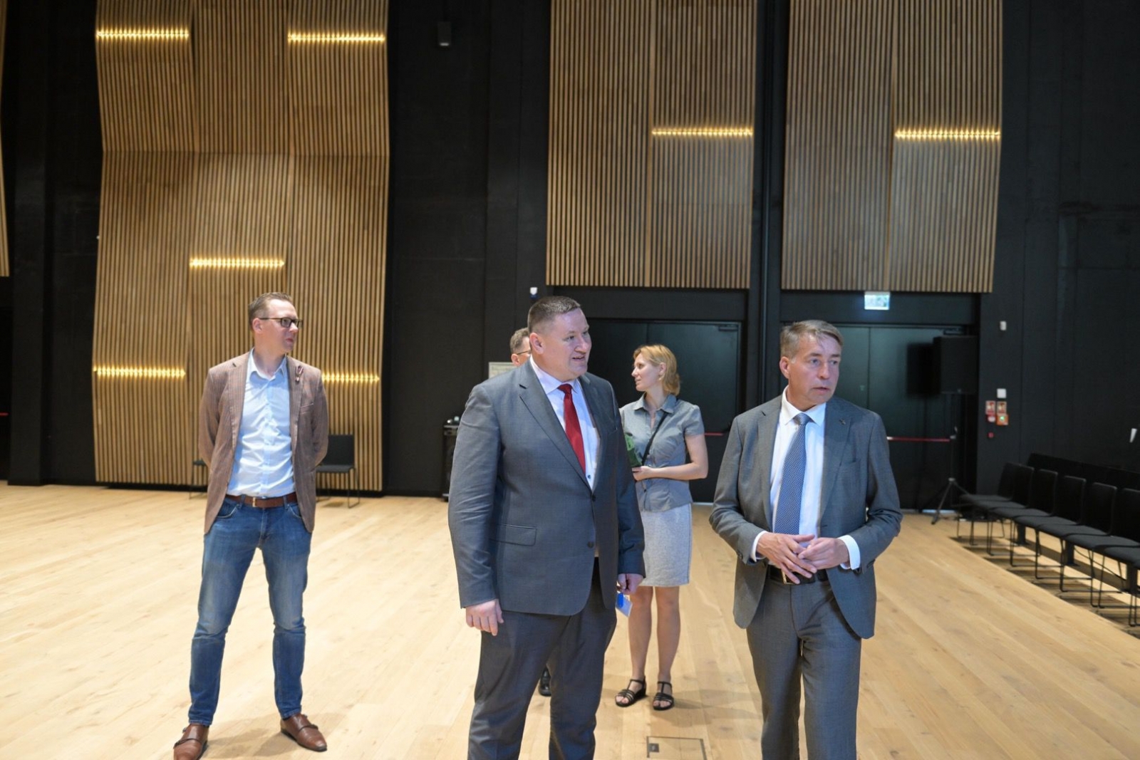 Egils Helmanis un Uldis Augulis ar ministrijas pārstāvjiem Ogres Valsts ģimnāzijā 31.05.2024.