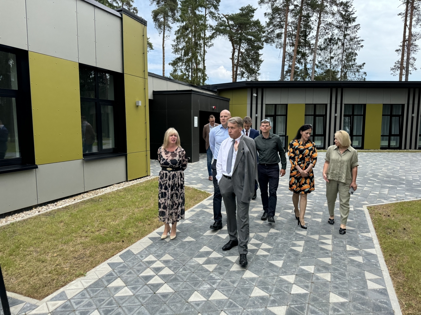 Egils Helmanis, Uldis Augulis, Sarmīte Ozoliņa pie sociālās mājas Ogrē, Suntažu ielā 2 31.05.2024.
