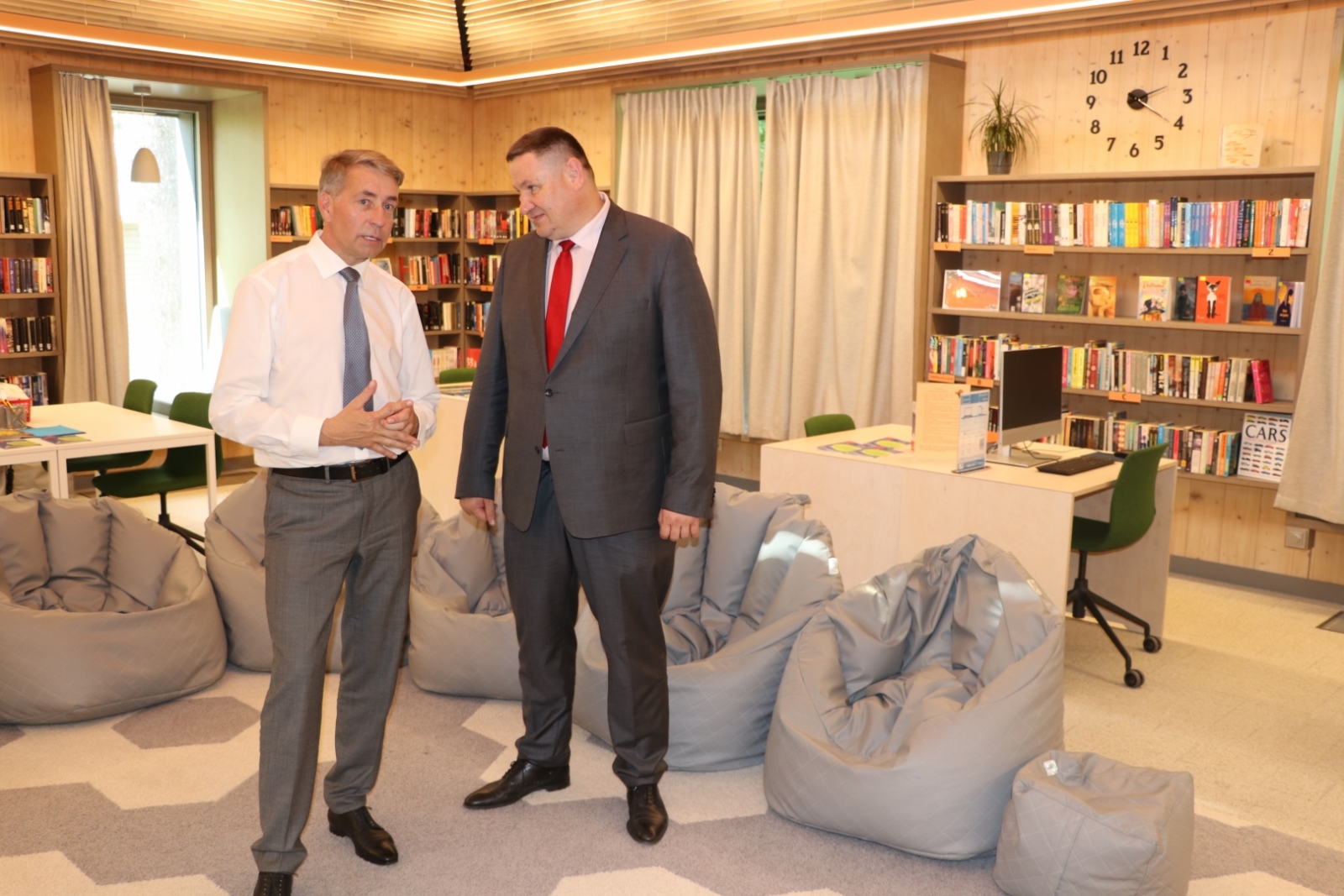 Uldis Augulis un Egils Helmanis Ogres Centrālajā bibliotēkā lasītāvā 31.05.2024.