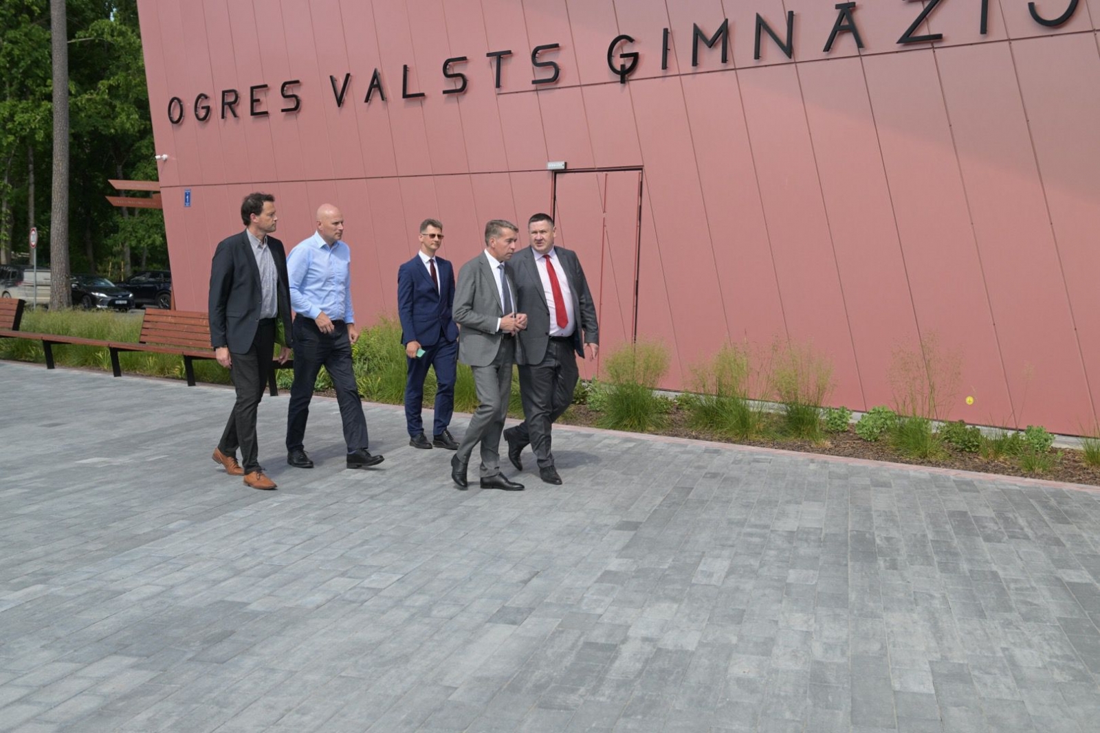 Egils Helmanis ar pašvaldības paŗstāvjiem un Uldis Augulis pie Ogres Valsts ģimnāzijas ēkas 31.05.2024.