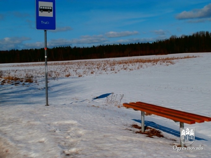 Vairākās novada sabiedriskā transporta pieturvietās uzstādīti jauni soliņi