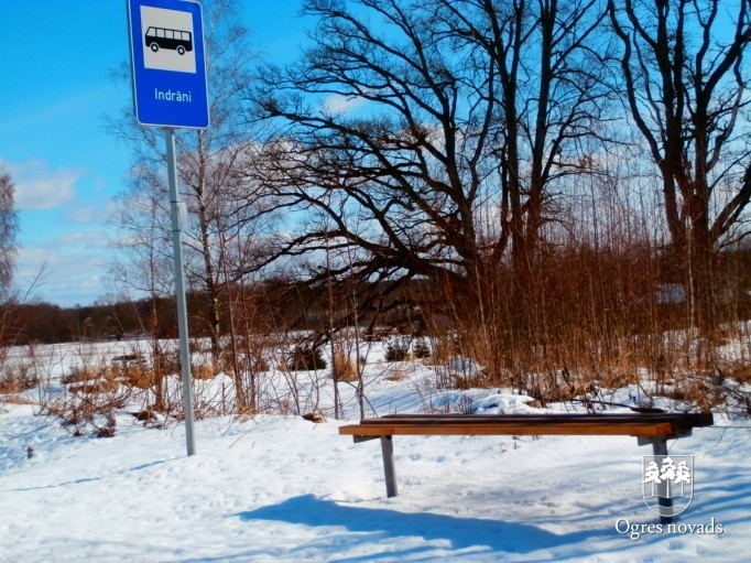 Vairākās novada sabiedriskā transporta pieturvietās uzstādīti jauni soliņi