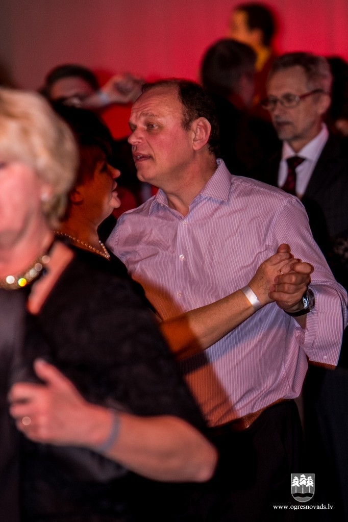 Ogrē Jauno gadu sagaidām ar krāšņu balli Laiks ir svētki