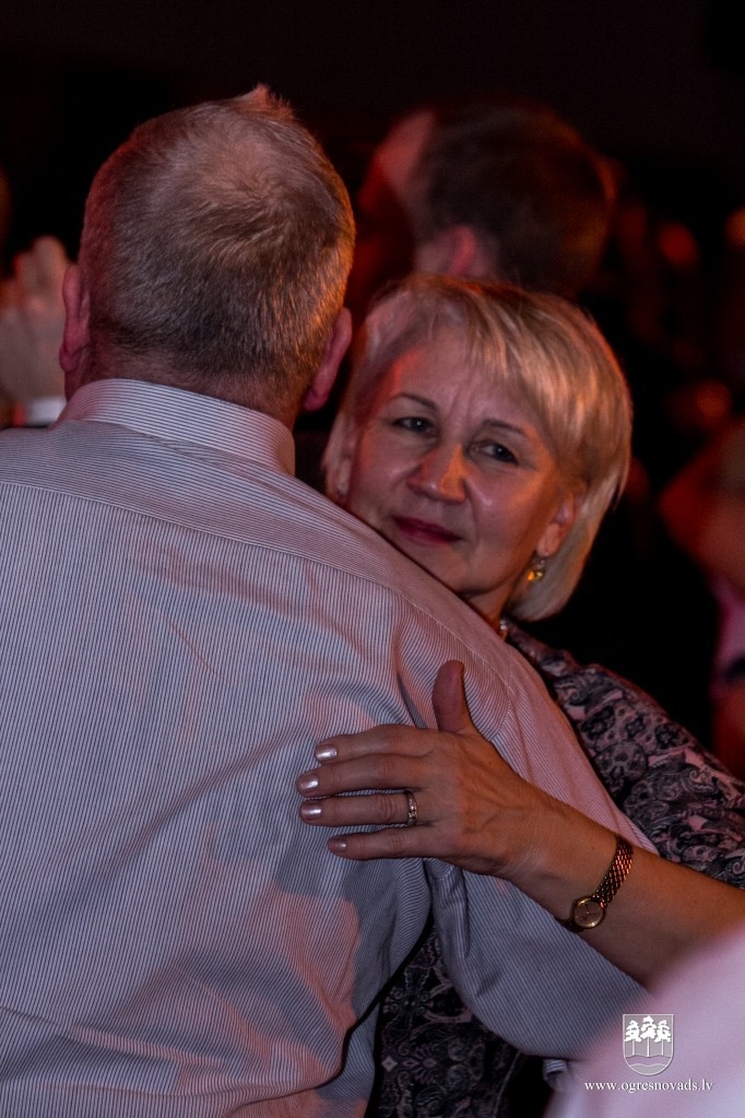 Ogrē Jauno gadu sagaidām ar krāšņu balli Laiks ir svētki