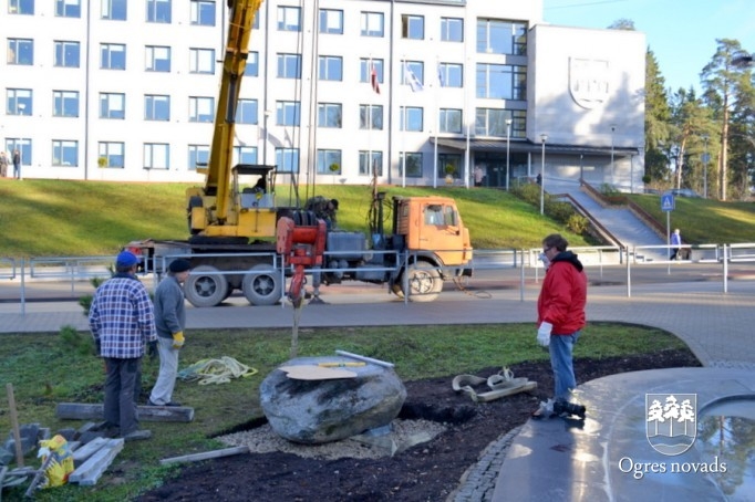 Baltās cielavas skulptūras uzstādīšana
