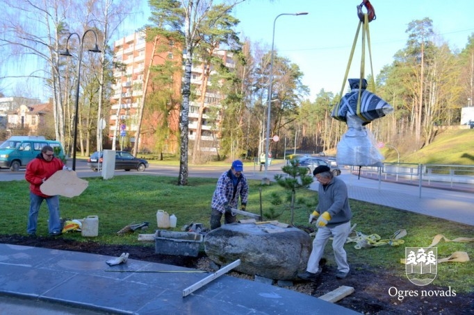 Baltās cielavas skulptūras uzstādīšana