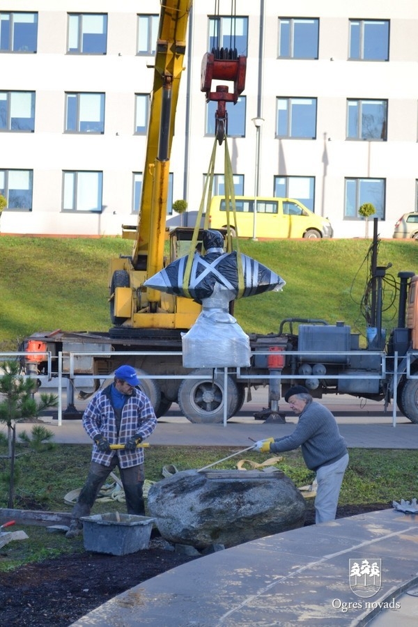 Baltās cielavas skulptūras uzstādīšana