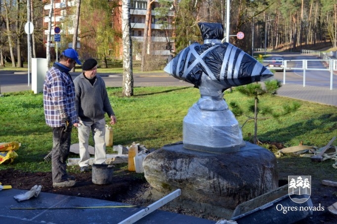 Baltās cielavas skulptūras uzstādīšana