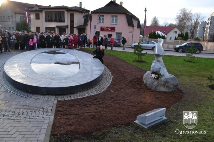 Skulptūras "Baltā cielava" atklāšana