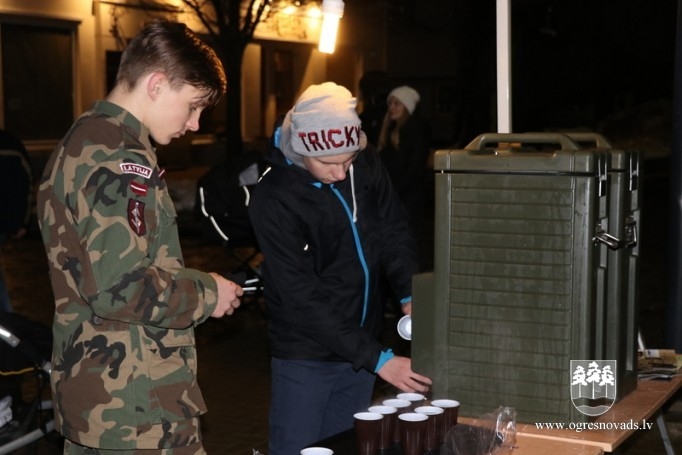Pie atmiņu ugunskura ogrēnieši atceras Barikāžu laiku