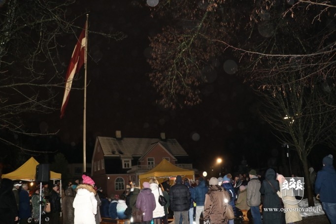 Pie atmiņu ugunskura ogrēnieši atceras Barikāžu laiku