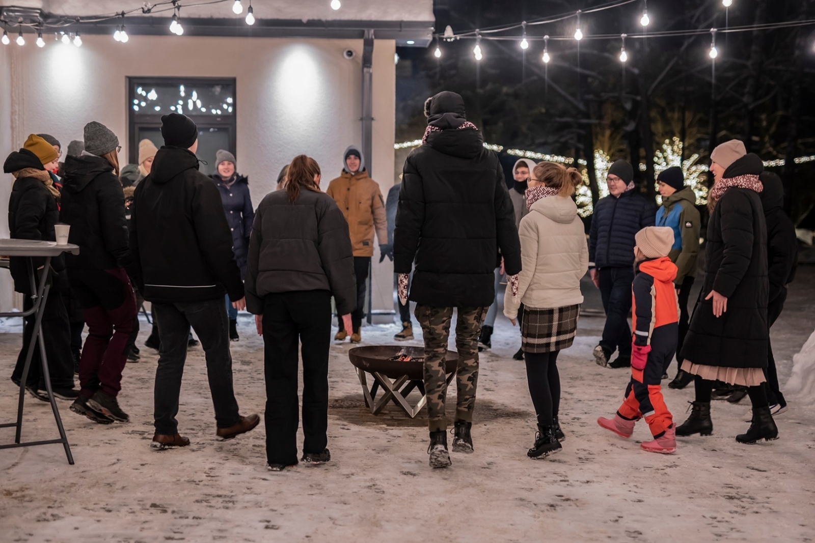 Jaunieši pie barikāžu ugunskura  01.2024.