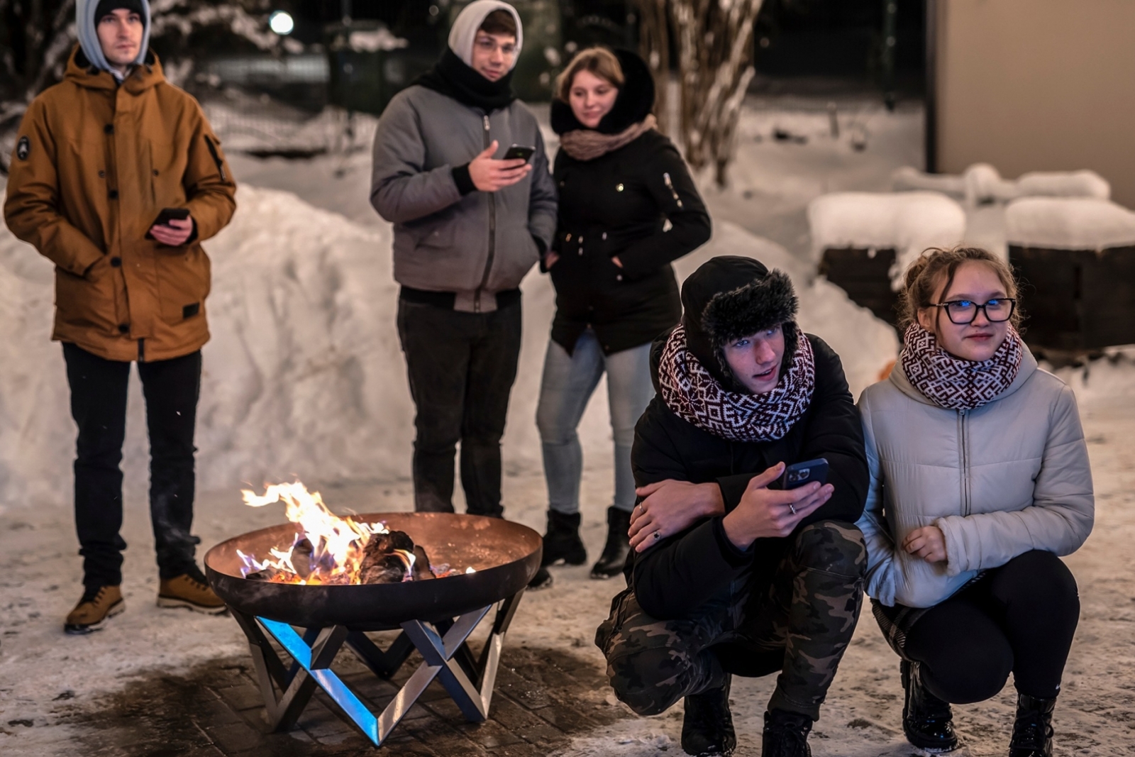 Jaunieši pie barikāžu ugunskura  01.2024.