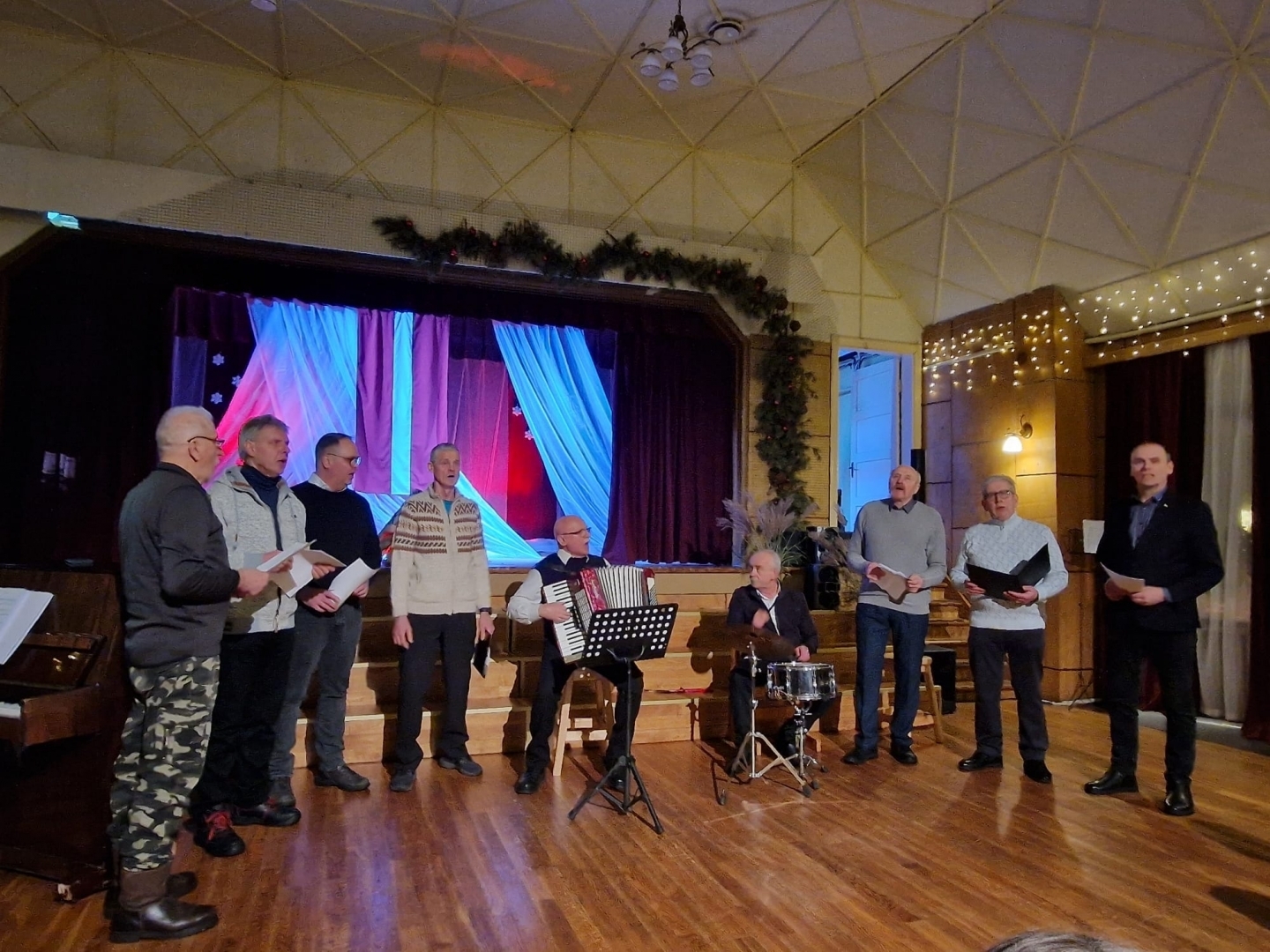 Barikāžu atceres pasākums Ķeipenē - cilvēki dzied un spēlē akordeonu 01.2024.