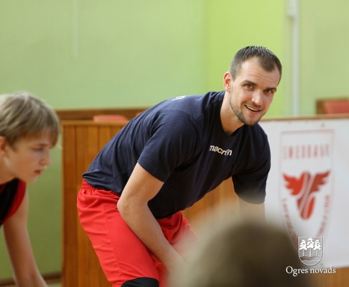 Ogres Basketbola skolā viesojas groza bumbas meistari