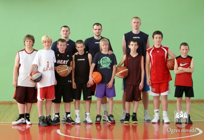 Ogres Basketbola skolā viesojas groza bumbas meistari