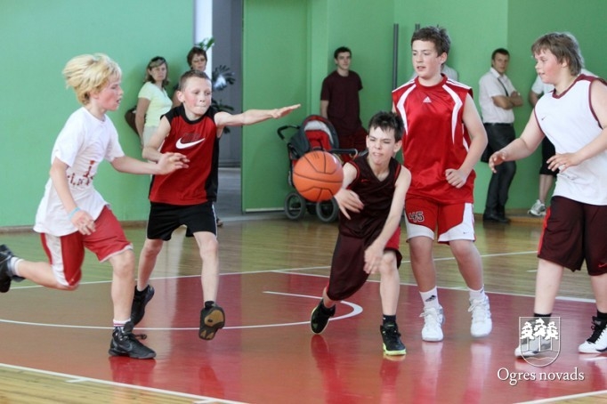 Ogres Basketbola skolā viesojas groza bumbas meistari