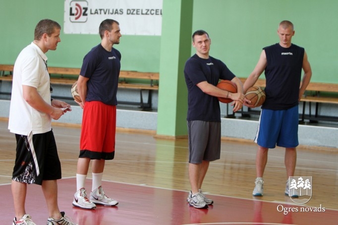 Ogres Basketbola skolā viesojas groza bumbas meistari