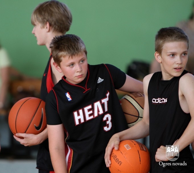 Ogres Basketbola skolā viesojas groza bumbas meistari