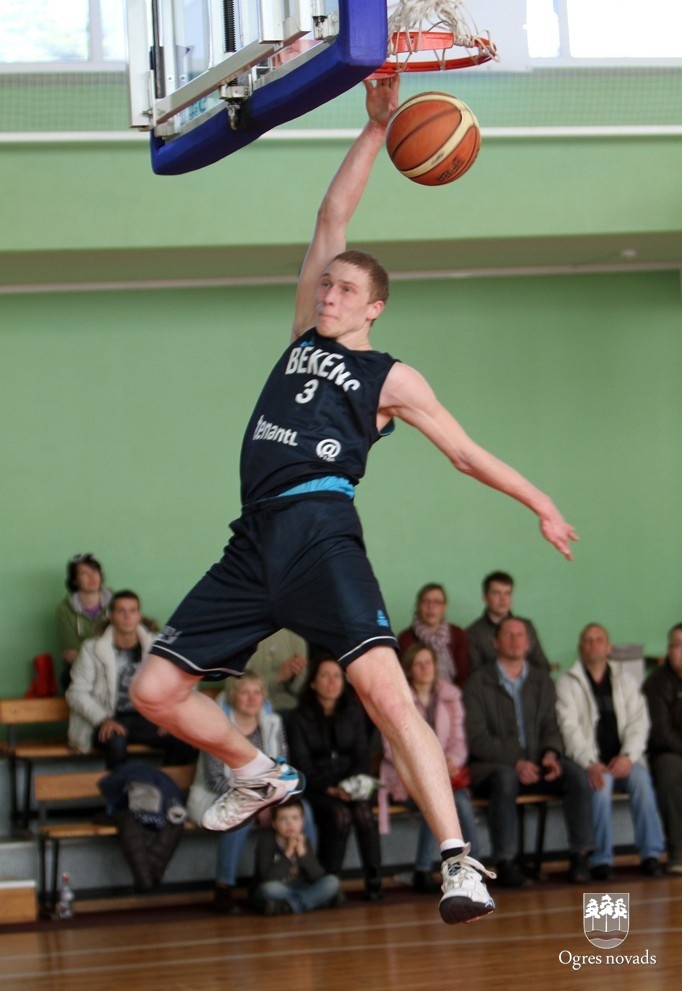 Basketbola čempionātā noskaidrotas finālistes
