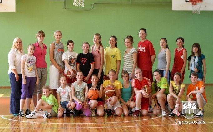 Basketbolistes K.Štauere un A.Celmiņa vada treniņus meitenēm