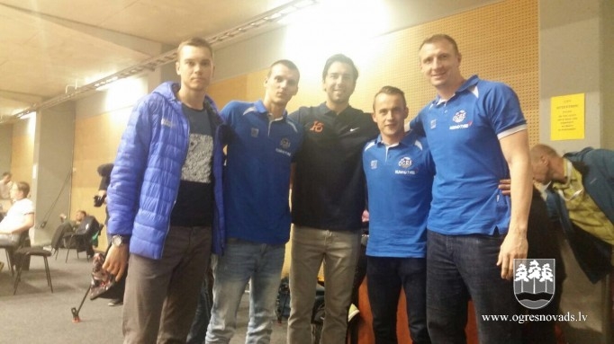 Basketbola skolas jaunajiem sportistiem iespēja satikt Kristapu Porziņģi
