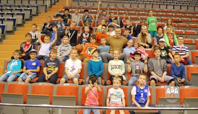 Basketbola skolas jaunajiem sportistiem iespēja satikt Kristapu Porziņģi