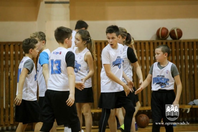 Ogres sākumskolas "Orlando Magic" uzvar arī savā laukumā