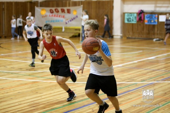Ogres sākumskolas "Orlando Magic" uzvar arī savā laukumā