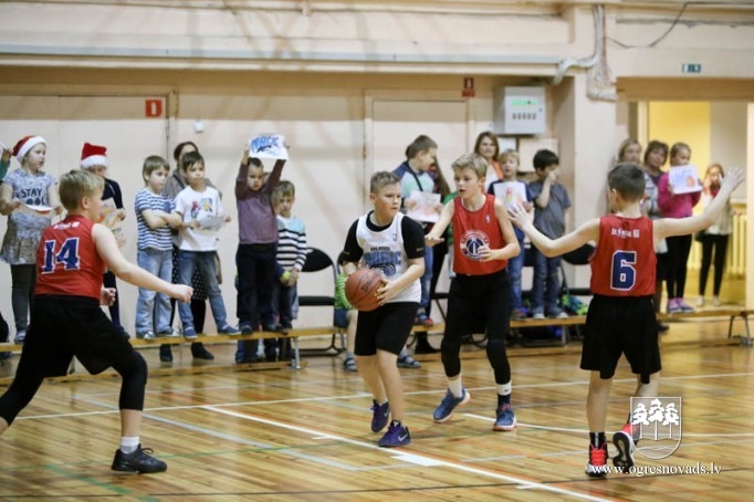 Ogres sākumskolas "Orlando Magic" uzvar arī savā laukumā
