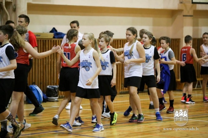 Ogres sākumskolas "Orlando Magic" uzvar arī savā laukumā