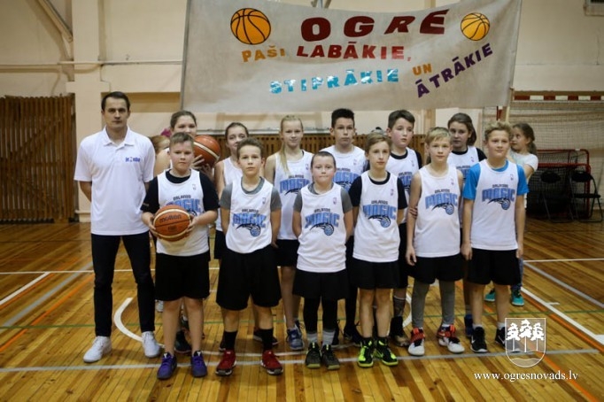 Ogres sākumskolas "Orlando Magic" uzvar arī savā laukumā