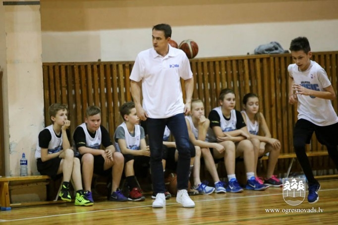 Ogres sākumskolas "Orlando Magic" uzvar arī savā laukumā