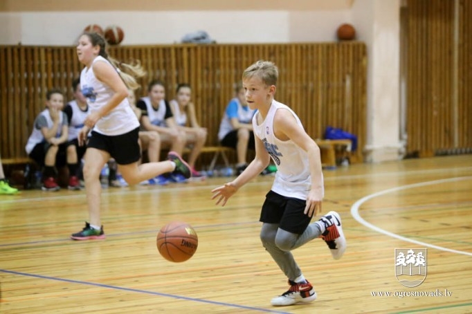 Ogres sākumskolas "Orlando Magic" uzvar arī savā laukumā