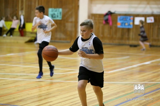 Ogres sākumskolas "Orlando Magic" uzvar arī savā laukumā