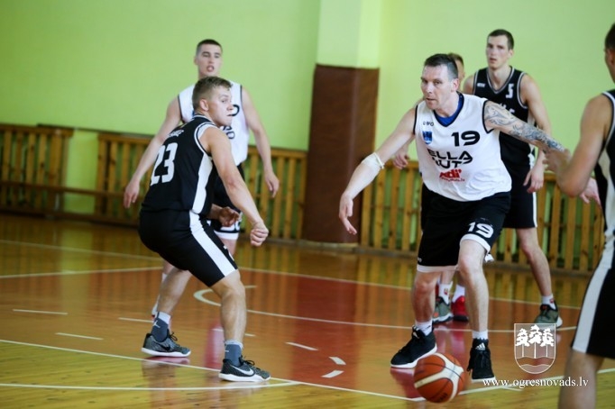 Par Ogres čempioni basketbolā kļūst "Los OG3R"