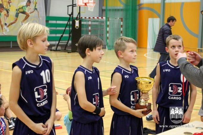 Jaunie Ogres basketbolisti izcīna Mārupes kausu