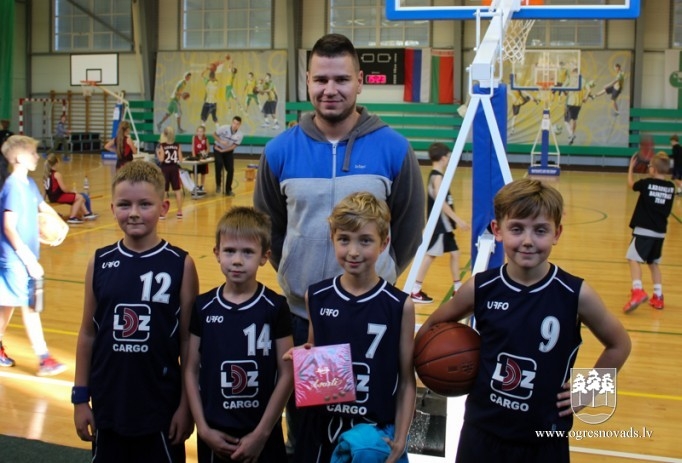 Jaunie Ogres basketbolisti izcīna Mārupes kausu