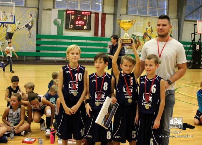Jaunie Ogres basketbolisti izcīna Mārupes kausu