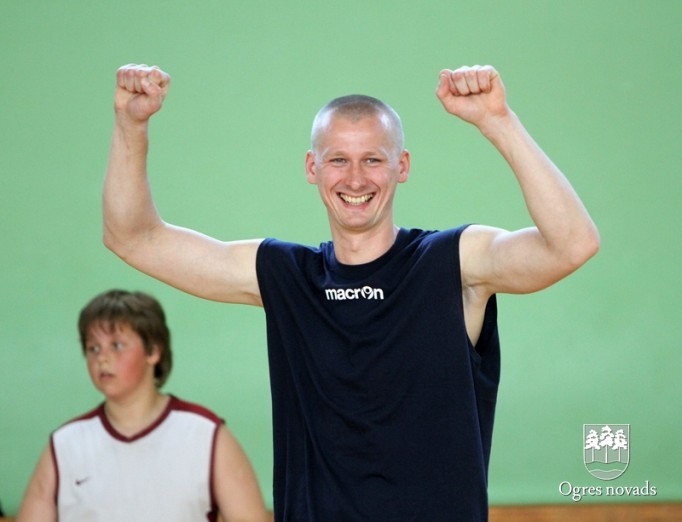 Ogres Basketbola skolā viesojas groza bumbas meistari