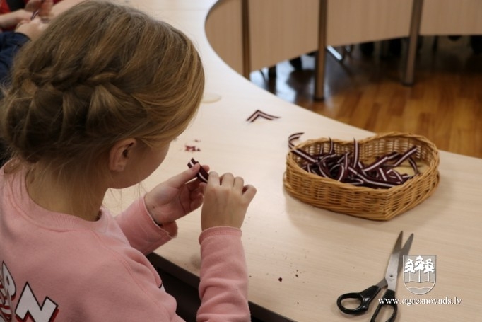 Skolēni piedalās valsts svētku lentīšu veidošanā