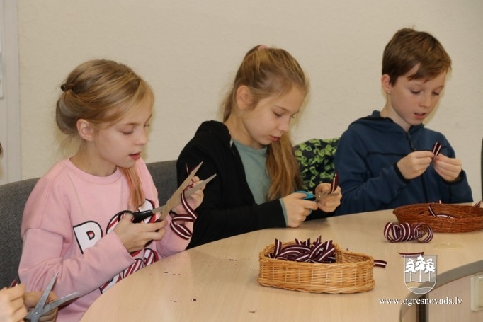 Skolēni piedalās valsts svētku lentīšu veidošanā