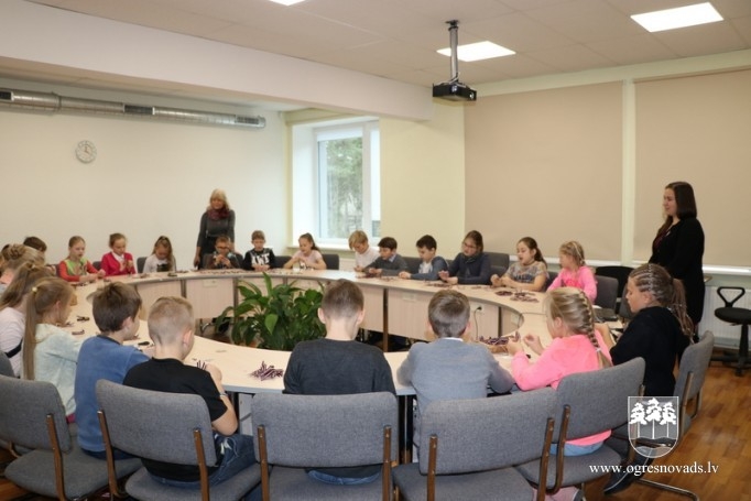 Skolēni piedalās valsts svētku lentīšu veidošanā