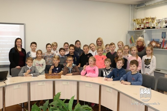 Skolēni piedalās valsts svētku lentīšu veidošanā
