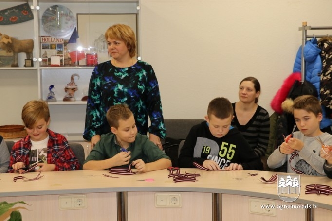 Skolēni piedalās valsts svētku lentīšu veidošanā