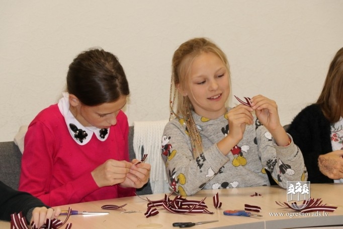 Skolēni piedalās valsts svētku lentīšu veidošanā