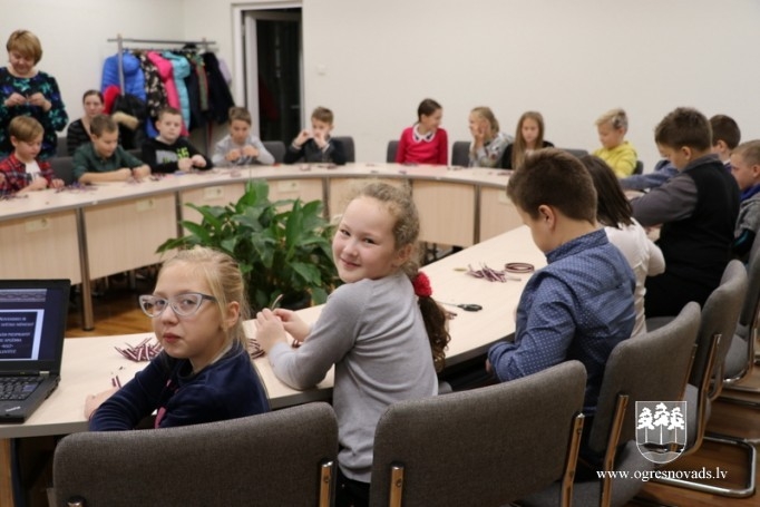 Skolēni piedalās valsts svētku lentīšu veidošanā